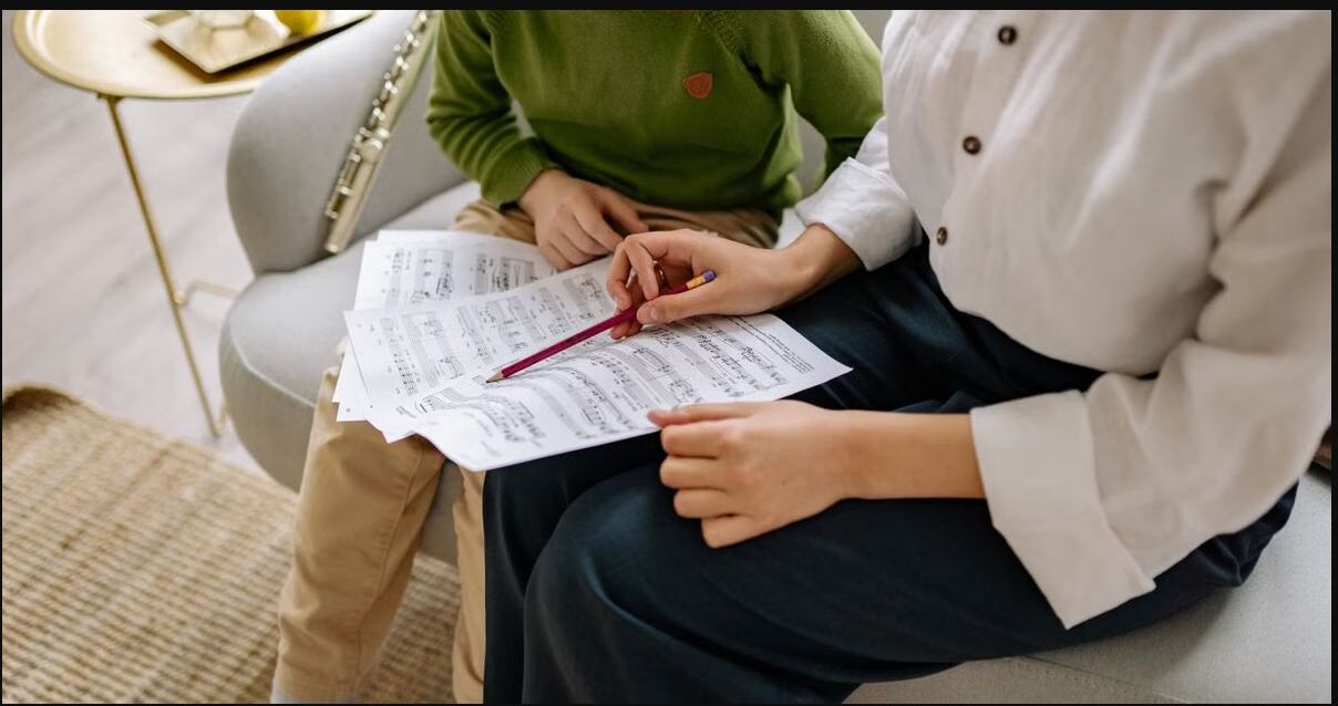 Profesor y alumno estudiando una partitura